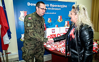 Kotyliony dla żołnierzy w Afganistanie są już w Warszawie Kotyliony dla żołnierzy w Afganistanie są już w Warszawie